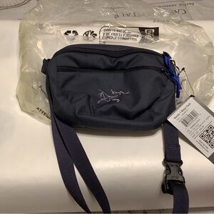 Arc'teryx Navy Blue Belt Bag with Blue Zipper Pull